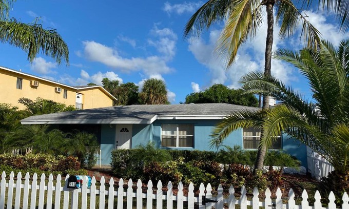 South Palm Park Neighborhood Association House | Captain's Hideaway-(15min from PBI/5min to beach)