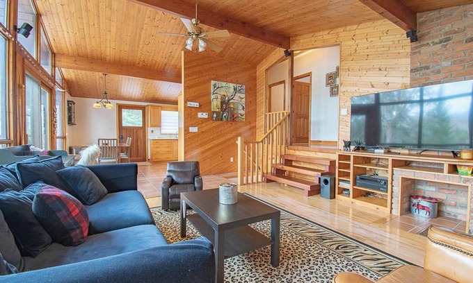 Huntsville Cottage | Captain's Landing - Three Bedroom Cottage, Sleeps 6