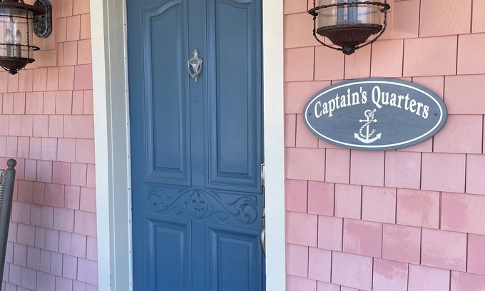 Wrightsville Beach House | Captain's Quarters: Main Floor Suite of Classic 1940's Beach Cottage Duplex