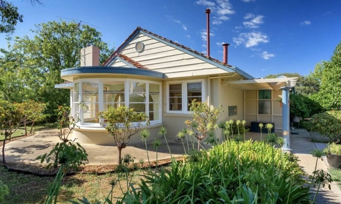 Corowa House | Captain’s Manor- perfect location! Close to everything around Corowa Rutherglen.