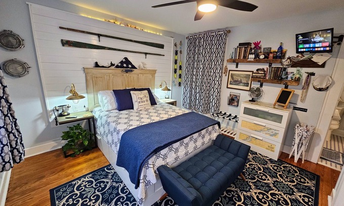 San Jacinto House | Captains Quarters, 1921 romantic couples suite, 2 minute walk to beach