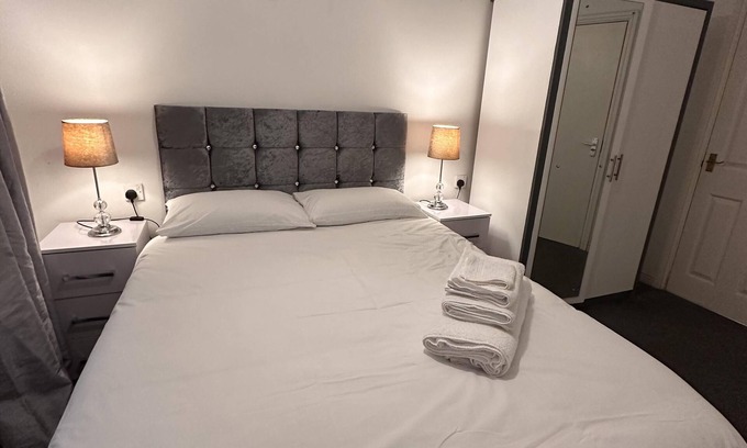 West Bromwich Apartment | Captivating 2-Bed Apartment in West Bromwich