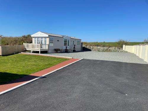Caergeiliog Ski Chalet | Captivating 2-Bed Static Caravan on Private land
