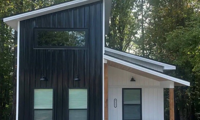 Somerset House | Captivating 2-bedroom, garage door house with WiFi, AC in welcoming Somerset
