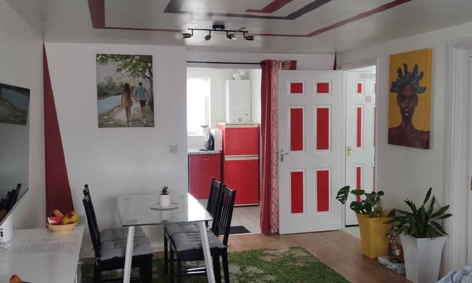 Chadwell Apartment | Captivating 3-Bed Apartment in Romford