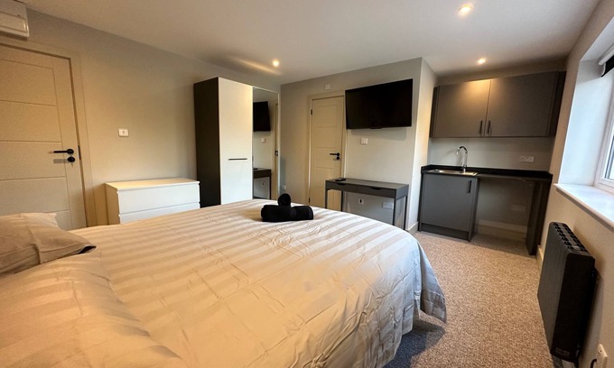 Waltham Abbey House | Captivating 7 -Bed House in Waltham Abbey