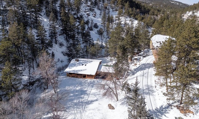 Lyons Cabin | Captivating Rustic Log Cabin with Seasonal stream close to Estes Park and RMNP