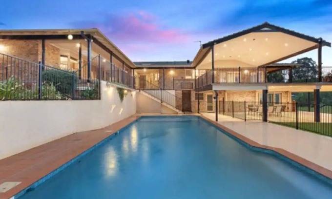 Denham Court House | Capturing Breathtaking Retreat!