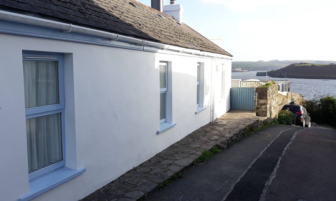 Kinsale Cottage | Cara s Cottage sleeps 4. Harbour views. Off-street parking