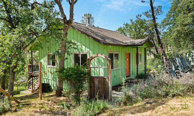 Chico Cottage | Cara’s Cozy Cabin Retreat