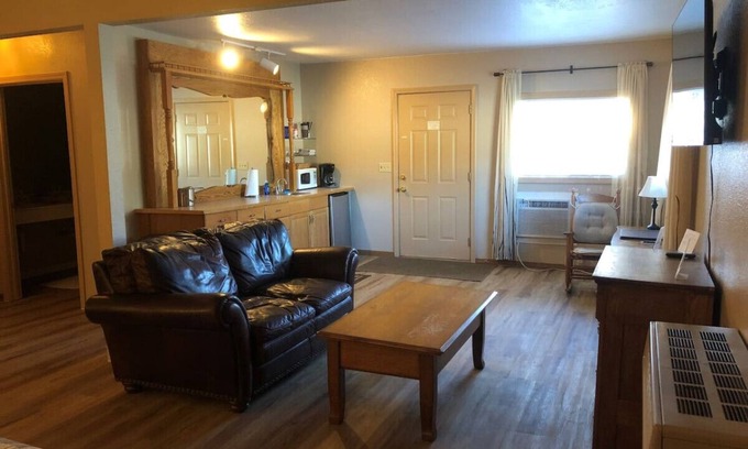 Josephine County Condo | Caramella Room at Kerbyville Inn