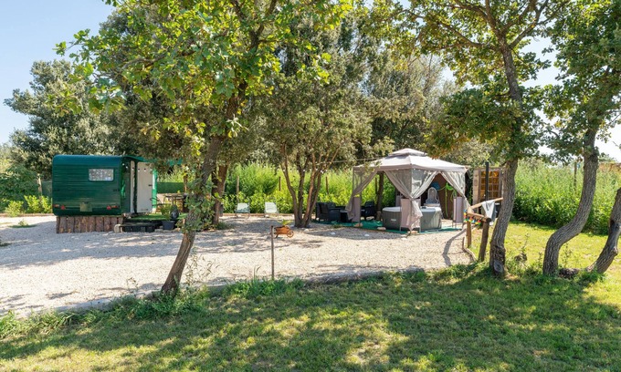 Pernes-les-Fontaines RV Rental | Caravan "Cocoon Insolite" with Private Terrace & Wi-Fi