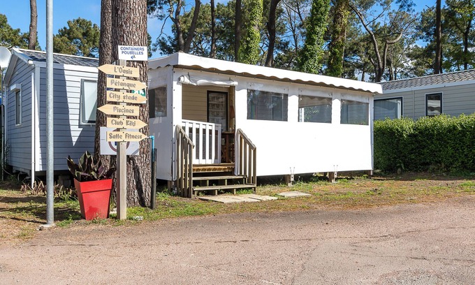 Saint-Hilaire-de-Riez RV Rental | Caravan 'Mobil Home 6 Personnes' with Shared Pool and Private Terrace
