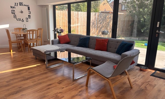 Atlantic Wharf House | Cardiff Central 3-bed Home | Parking | Garden Pool Table