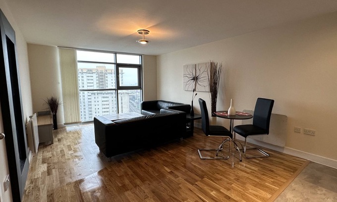 Atlantic Wharf Apartment | Cardiff City Center - with Parking