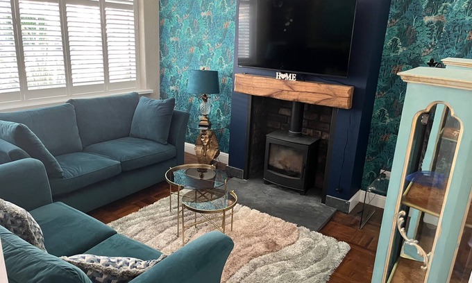 Fairwater House | Cardiff - Sleeps 7 - Parking - Jacuzzi - Garden 🍾 Free bottle of Prosecco for August 25 Bookings 🍾