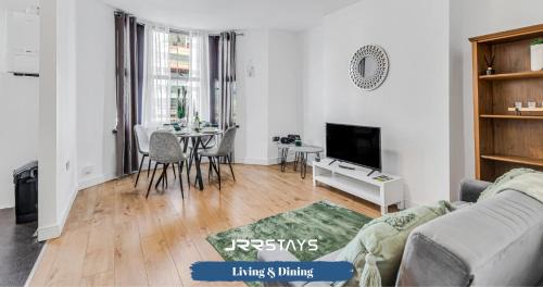 Riverside Apartment | Cardiff Stylish 2 Bedroom Sleeps 6 Wi-Fi - JRR Stays