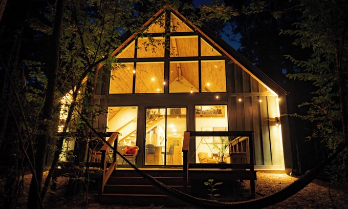 Conroe Cabin | Cardinal, Charming Two-Bedroom Lakefront Cabin with Firepit (Cardinal)