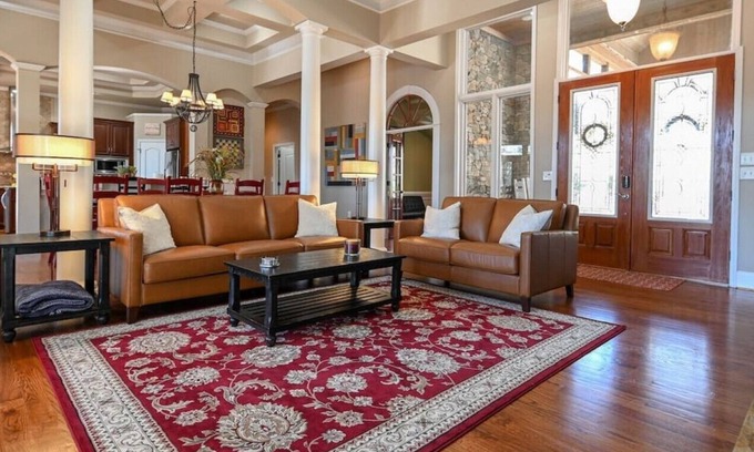 Martin House | Cardinal Rose Lakehouse with Hot Tub