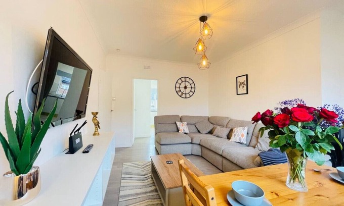 Crookston Apartment | Cardonald Central - stylish three bedroom apartment