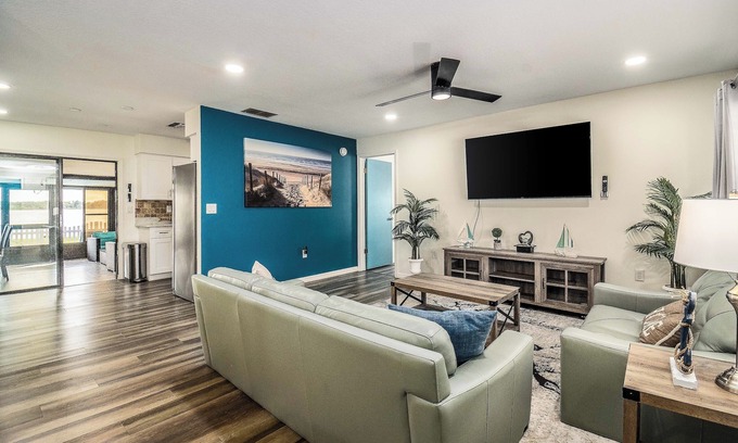 Winter Haven House | Carefree Cove on Lake Connie - With Hot Tub! 15 mins to Legoland