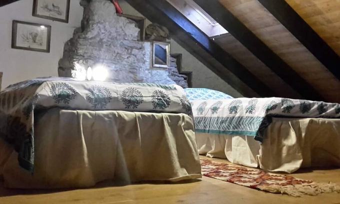 Meina Cottage | Careggio is an historic cottage surronded by green with lake's view