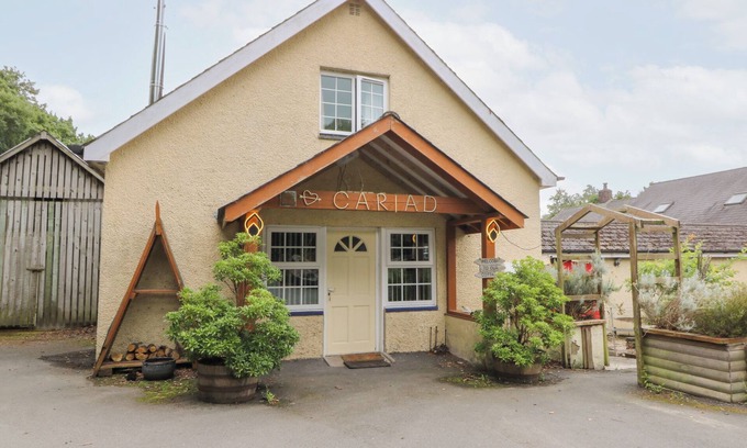 Bethania Cottage | CARIAD COTTAGE, pet friendly, with hot tub in Cross Inn