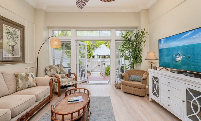 Downtown House | *CARIBBEAN CHARM @ THE FOUNDRY* Villa Near Duval & Beach + LAST KEY SERVICES…
