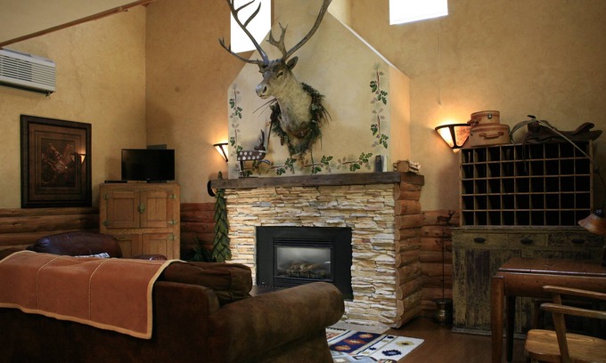 Utica Cottage | Caribou(Pet Friendly)-Cottage-Jacuzzi-Queen