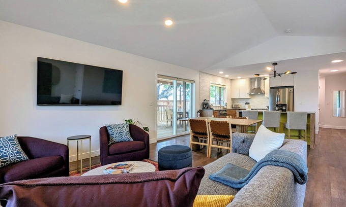 Carlton House | Carlton Crush Pad ~ Where Your Wine Country Getaway Comes to Life
