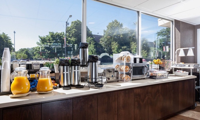 Archer Heights Hotel | Carlton Inn Midway