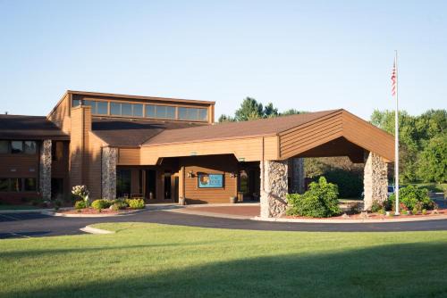 Adrian Hotel | Carlton Lodge Hotel and Suites
