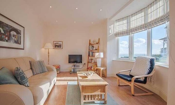 Broadstairs Apartment | Carlton Lodge - Private parking and central location