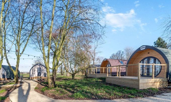 Mappleton Cottage | CARLTON MANOR POD 1, family friendly, with a garden in Aldbrough