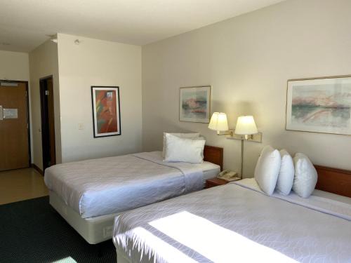 Carlyle Hotel | Carlyle Inn & Suites