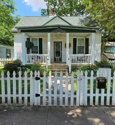 Carlyle House | Carlyle lake home!