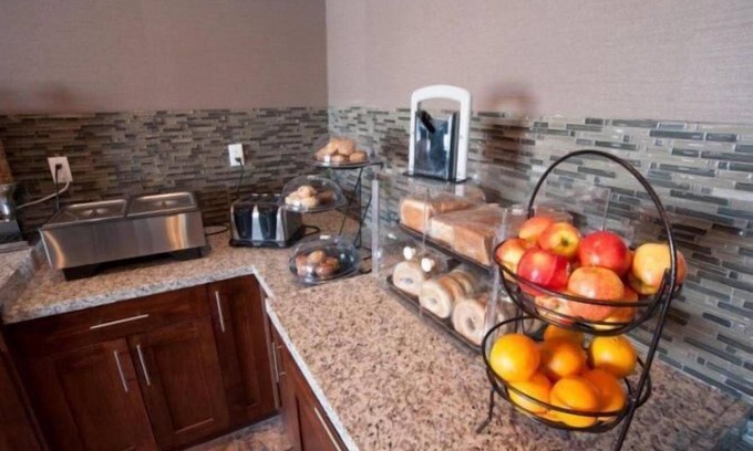 Carlyle Hotel | Carlyle Western Star Inn & Suites