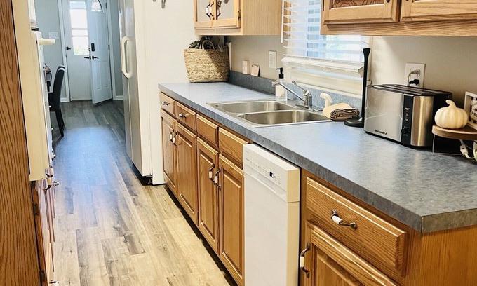 Carmi House | Carmi’s Casa - 3 Bedroom / 2 Bathroom Ranch