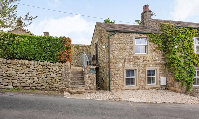 Long Preston Cottage | CARN COTTAGE, character holiday cottage in Long Preston