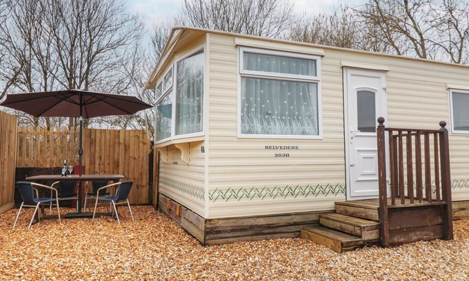 Chard Cottage | CARNABY, family friendly, with a garden in South Chard