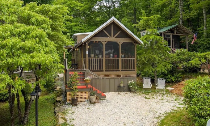 Highlands House | Carolina Cozy — Easy walk to Main Street Highlands!