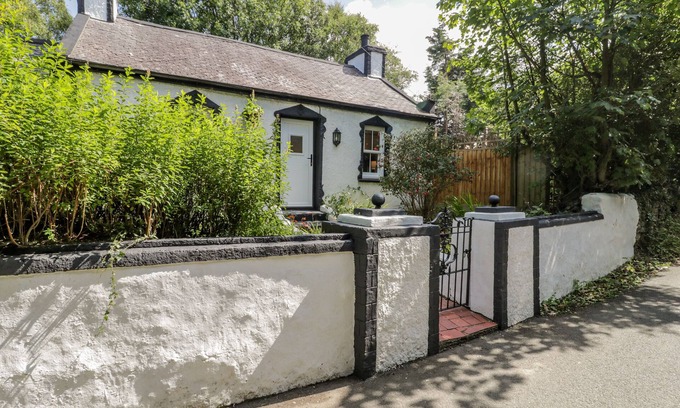 Pen-y-sarn Cottage | CARREG WINLLAN, with a garden in Amlwch