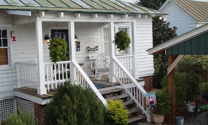 Snow Hill Cottage | Carriage House at Benjamin W. Best Country Inn