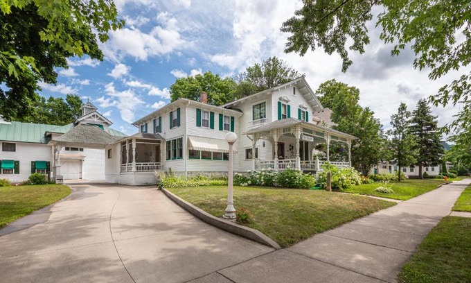 Winona Bed & Breakfast | Carriage House Bed & Breakfast