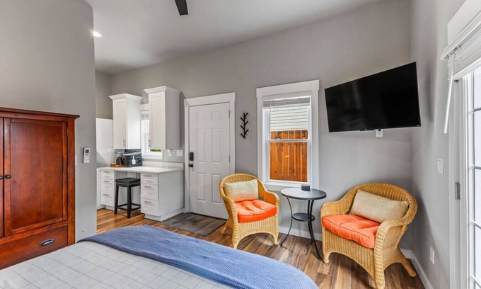Albany House | Carriage House · Brand New! Vine Street Carriage House