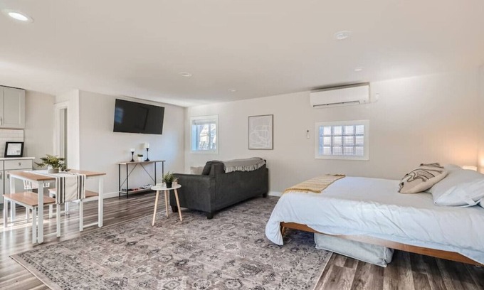Berkley House | Carriage House I Tennyson I Pet frndly I Red Rocks
