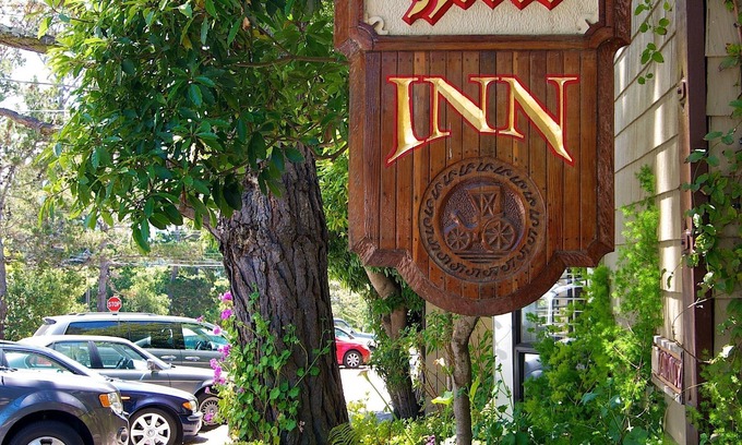 Golden Rectangle Bed & Breakfast | Carriage House Inn