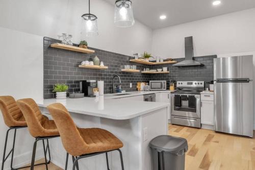 Front Park Apartment | Carriage House Loft - King Bed and Garage Parking