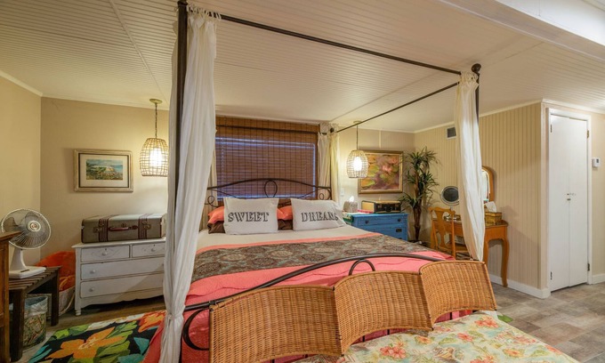 Carter Riverside Bed & Breakfast | Carriage House MAGNOLIA SUITE