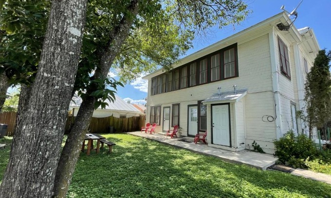 Lakehills House | Carriage House - Medina Suite 1